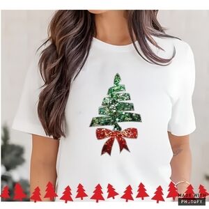 GORGEOUS CHRISTMAS TREE & Bow round neck T-Shirt 🎄